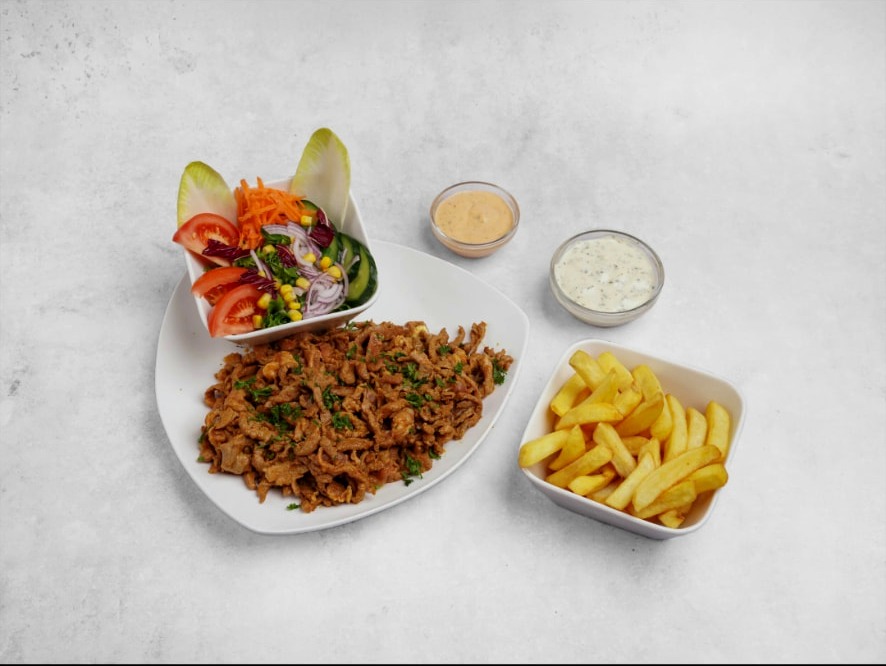 Shoarma met frietjes, salade en huisgemaakte sauzen